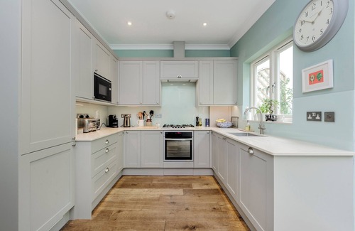 Earlsfield Casa | Wild Roses, by Veeve