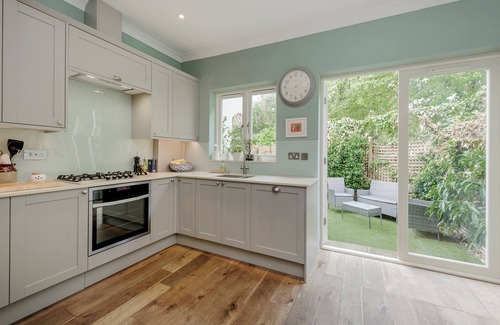 Earlsfield Casa | Wild Roses, by Veeve