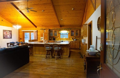 Almo Casa | Log Cabin. 5 millas de Ky Lake, cama King, jacuzzi, mesa de billar, 1500 pies cuadrados lugar!
