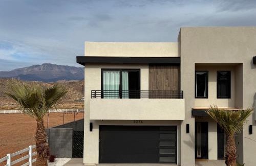 Hurricane Casa | Wild West Oasis - Experienced Hosts, 2 King Suites