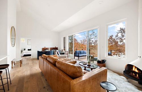 Young Harris Casa | Wildcat Modern - 2br Firepit, Deck Dog Friendly