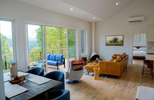 Young Harris Casa | Wildcat Modern - 2br Firepit, Deck Dog Friendly