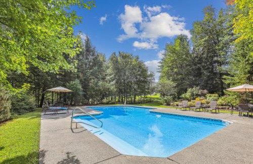 Stowe Area Casa | Wildebrook: 4 br, fireplace, a/c, hot tub, community summer pool