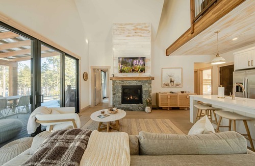 Eureka Casa | Wilderness Club Nest – Modern Cabin Retreat for 9 w/ Hot Tub