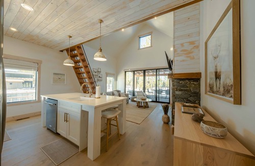 Eureka Casa | Wilderness Club Nest – Modern Cabin Retreat for 9 w/ Hot Tub
