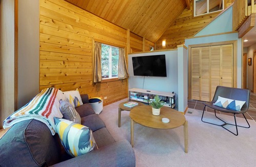 Sudden Valley Casa | Wilderness retreat on a double lot with a fireplace, large deck, & W/D