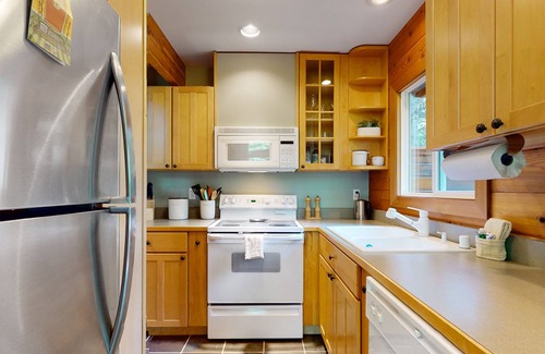 Sudden Valley Casa | Wilderness retreat on a double lot with a fireplace, large deck, & W/D