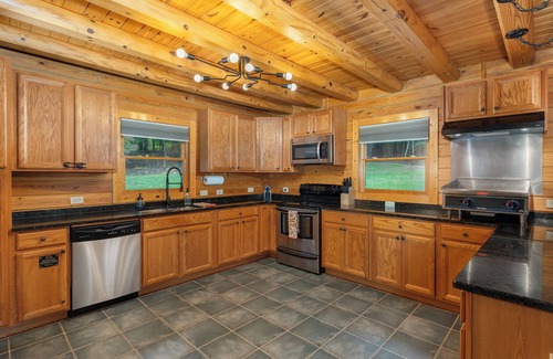 Marion Cabina | Wilderness Retreat | Pet Friendly, Fitness/Game Room & Fire Table!