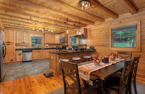 Marion Cabina | Wilderness Retreat | Pet Friendly, Fitness/Game Room & Fire Table!