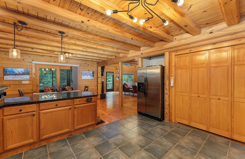 Marion Cabina | Wilderness Retreat | Pet Friendly, Fitness/Game Room & Fire Table!