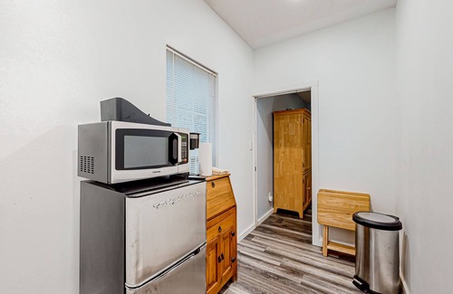 Sylva Apartamento | Wilderness studio with kitchenette, jetted tub, smart TV, & AC - dog-friendly