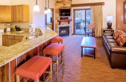 Lake Delton Casa | Wilderness & Water Parks! 1 Bedroom in a Luxury Property
