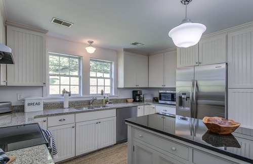 Leipers Fork Casa | Granja de Flores Silvestres - Retiro elegante de Leiper's Fork en 15 acres con estanque