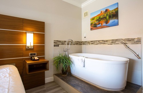 Oak Creek Hotel | Wildflower Inn at Bell Rock