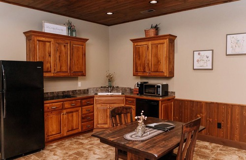 Dundee Cabina | Wildflower Paradise: Luxury Lodge Suite in Amish Country