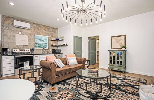 Nacogdoches Cabaña | Wildwood Cottage/3 blocks from downtown Nac/King Bed/WiFi/Covered Parking