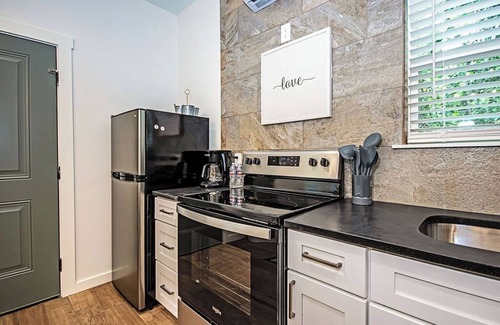 Nacogdoches Cabaña | Wildwood Cottage/3 blocks from downtown Nac/King Bed/WiFi/Covered Parking
