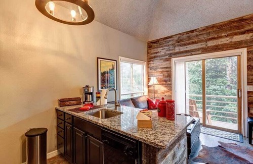 Four O'Clock Condominio | Wildwood - Lujo Ski In / Creekside Pet Friendly Condo en el corazón de Breck