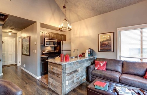 Four O'Clock Condominio | Wildwood - Lujo Ski In / Creekside Pet Friendly Condo en el corazón de Breck