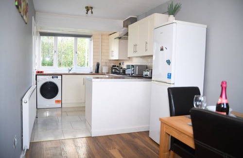 Willenhall Casa | Willenhall Oasis Retreat - Serene House Rental