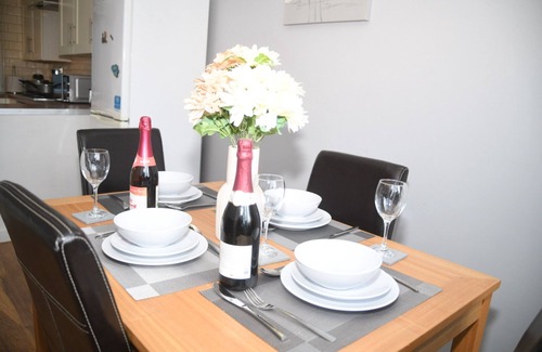 Willenhall Casa | Willenhall Oasis Retreat - Serene House Rental
