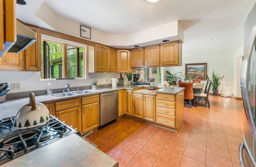 Zenda Cabaña | Williams Bay beach cottage with hot tub on 2-acres