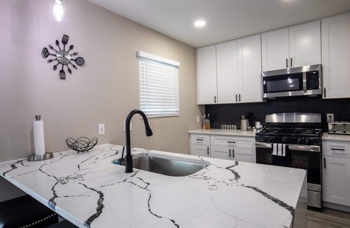 Rosewood Casa | Willie's Central Austin Getaway w/ Jacuzzi