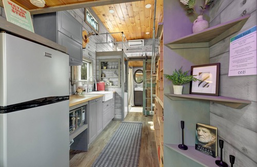 Fredericksburg Cabaña | Willie the Modern Tiny Home w/Hot-tub & FireTable