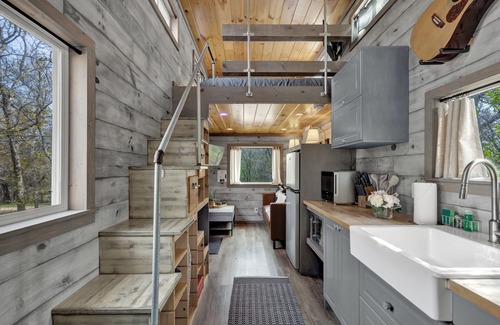 Fredericksburg Cabaña | Willie the Modern Tiny Home w/Hot-tub & FireTable