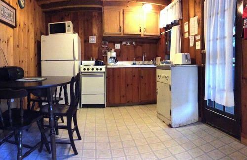 North Sebago Cabaña | Willow Cottage-Private Beach-Pets Welcome - Round Table Lodge, Sebago, Maine