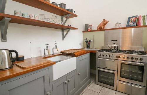 Trawscoed Casa | WILLOW COTTAGE, romantic, character holiday cottage in Llanilar
