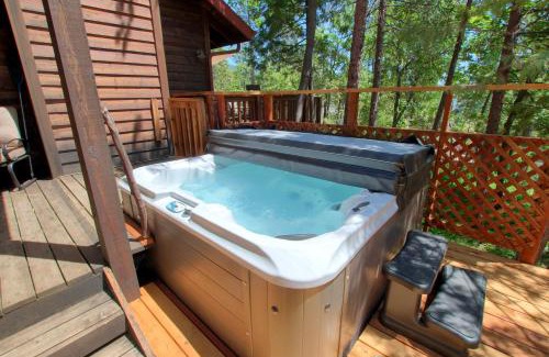 Bass Lake Casa | Willow Cove Lodge- 5 bedrooms with a hot tub