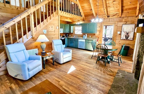 Townsend Cabina | Willow Creek 2 Bedroom Cabin by RedAwning