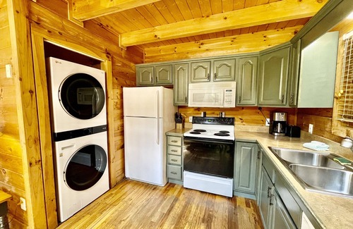 Townsend Cabina | Willow Creek 2 Bedroom Cabin by RedAwning