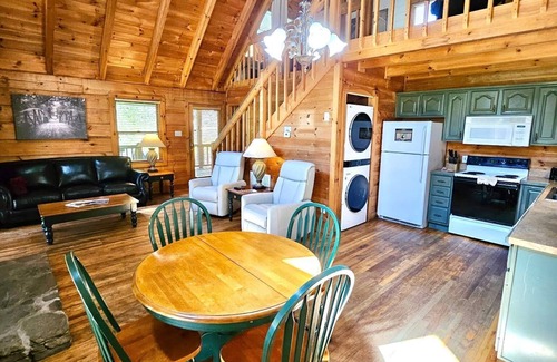 Townsend Cabina | Willow Creek 2 Bedroom Cabin by RedAwning