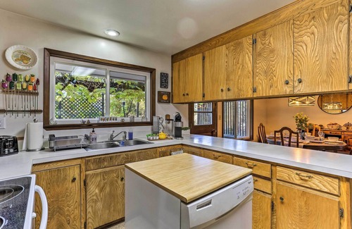 Willow Creek Casa | Willow Creek Hideaway w/ Deck, 1 Mi to River!