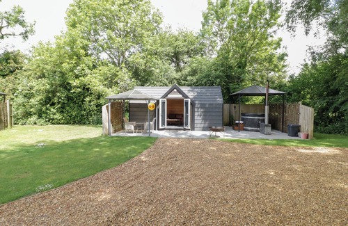 Middleton Cheney Cabaña | WILLOW LODGE AT BRIDGE LAKE FARM & FISHERY, romantic in Chacombe