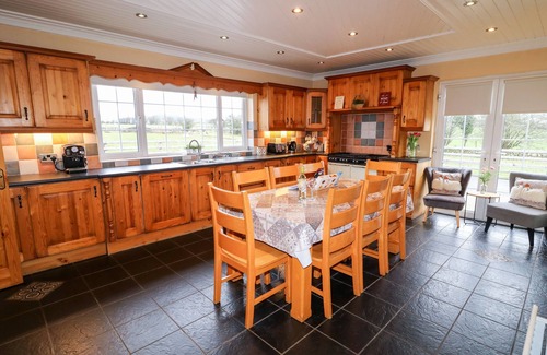 Newry Casa | WILLOW TREE FARM HOUSE, family friendly in Jonesborough