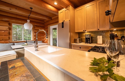 Ucluelet Cabina | Willowbrae Chalet-Sophisticated Forest-Hot Tub