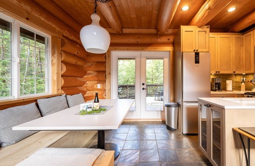 Ucluelet Cabina | Willowbrae Chalet-Sophisticated Forest-Hot Tub