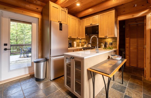 Ucluelet Cabina | Willowbrae Chalet-Sophisticated Forest-Hot Tub