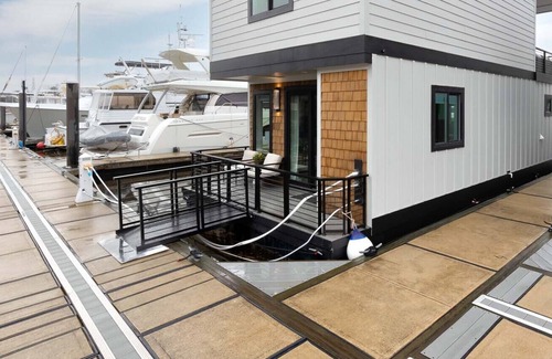 River District Alquiler De Eote | Wilmington downtown stationary houseboat. Relax literally OVER the water 🐬
