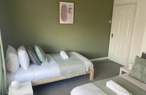 Newcastle-upon-Tyne Casa | Wilton - Perfect Home for Contractors Private Large Drive