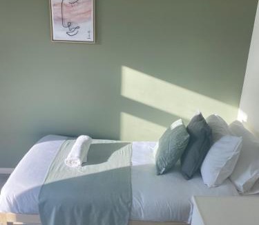 Newcastle-upon-Tyne Casa | Wilton - Perfect Home for Contractors Private Large Drive
