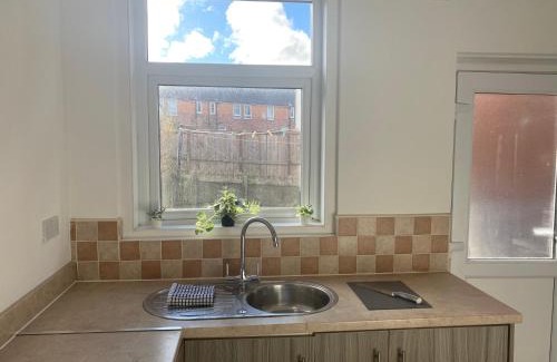 Newcastle-upon-Tyne Casa | Wilton - Perfect Home for Contractors Private Large Drive
