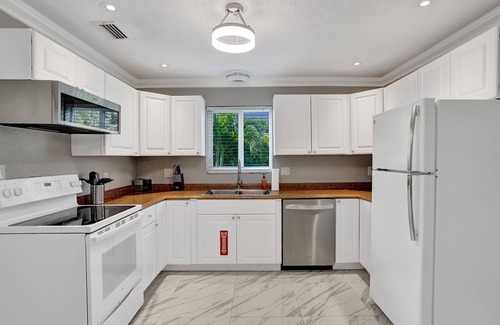 Oakland Park Casa | Wiltons Garden Getaway. Walk to Wilton Dr. BBQ