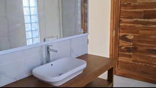Hu'u Apartamento | Wind and Sea at Arista Lakey Peak House