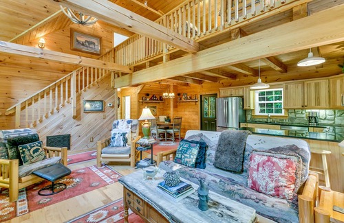 Maggie Valley Cabina | WindFall-Stunning Creekside Cabin, Pet Friendly, Two Fire Pit Areas