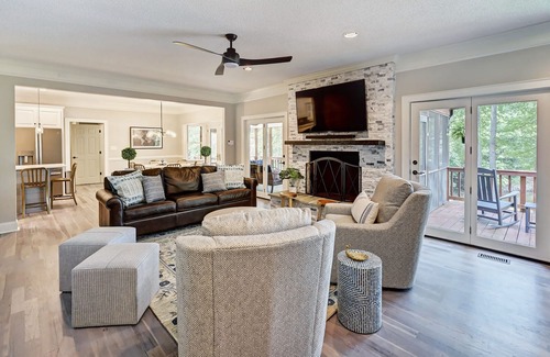 Troutman Casa | Winding Down | Sleeps 20 | 7 bed/5.5 ba | New pool | Golf Simulator| Pickle Ball Court |