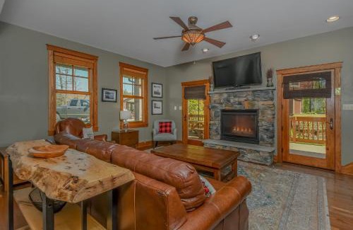 Silver Ridge Casa | Winding Down Slope Side